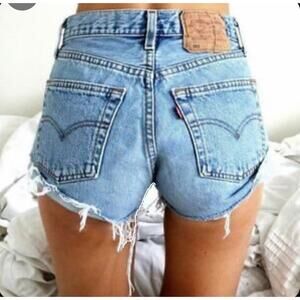 Levi’s Light Wash High Rise Denim Trendsetter 1.5” Inseam Shorts Size 26